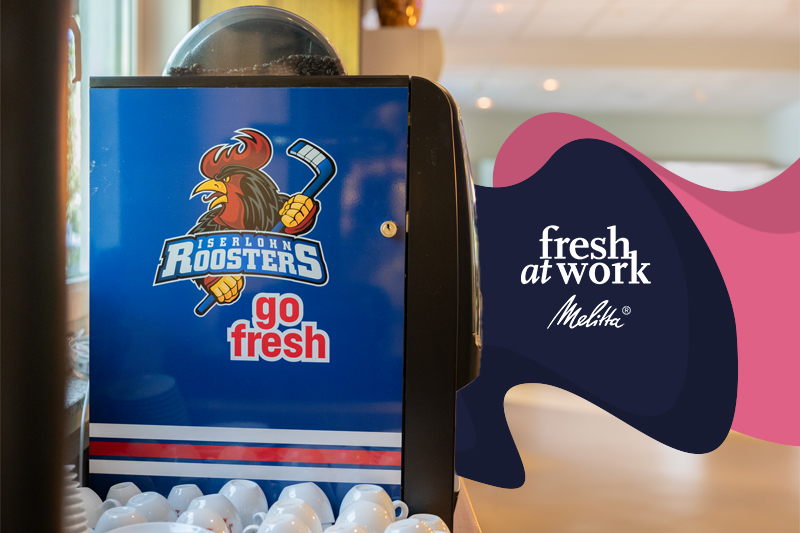 fresh at work X Iserlohn Roosters Mit unseren nachhaltigen Kaffeespezialitäten die Zeit genießen! ✓ klimaschonend ✓kreislauffähiger ✓regenerativ ▶ Hier mehr erfahren!